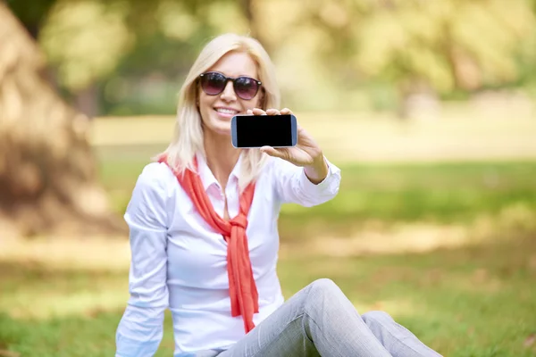 Kobieta trzyma i przy użyciu smartfona — Zdjęcie stockowe