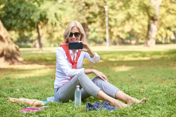 Kobieta trzyma i przy użyciu smartfona — Zdjęcie stockowe