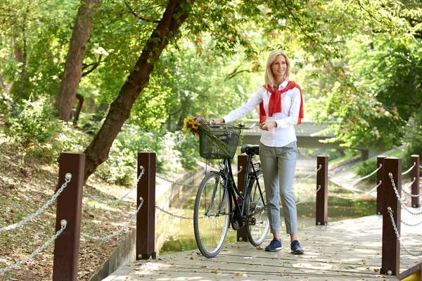 Donna allegra con bici — Foto Stock