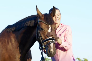 Binici atı kapalı ile