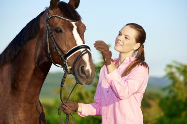 Güzel binici atı kapalı ile