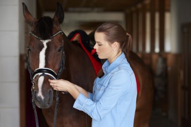 Spor at ile kadın binici