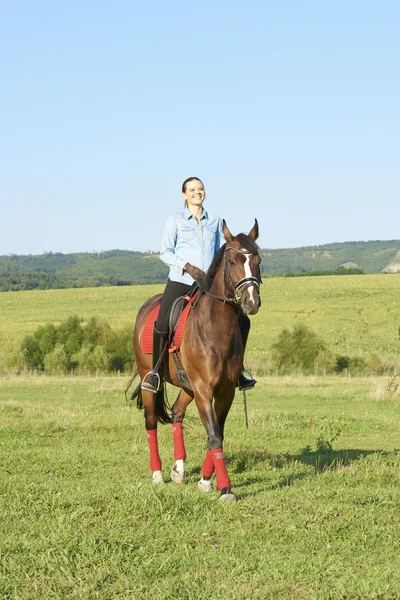 Jovem mulher equitação cavalo — Fotografia de Stock