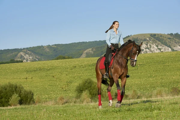 Mladá žena jezdecké koně — Stock fotografie