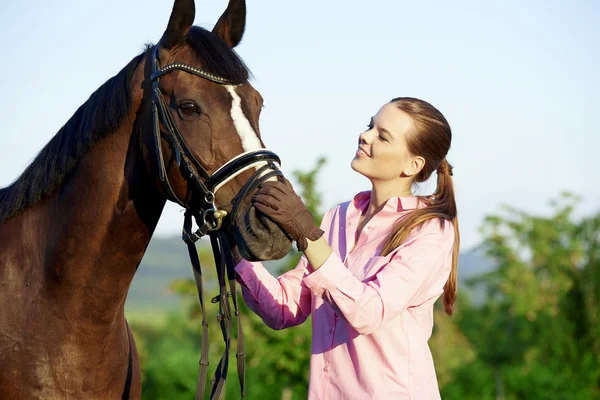Binici atı kapalı ile