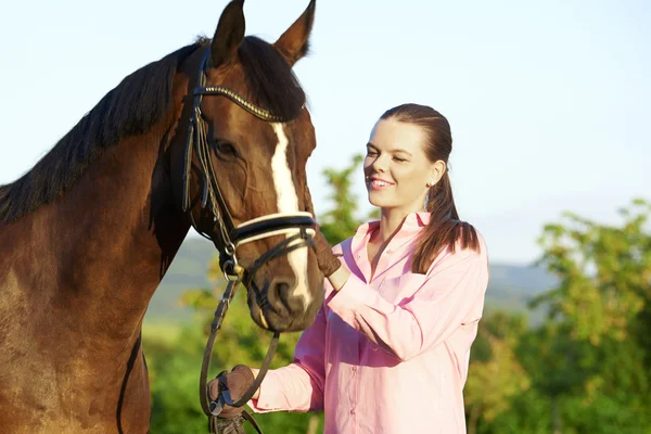 Hermoso jinete con caballo interior — Foto de Stock