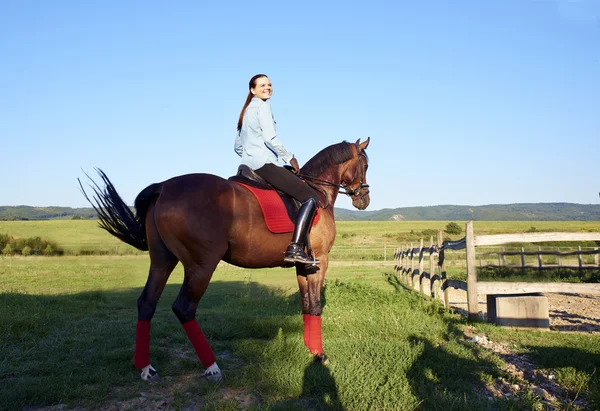 Mulher feliz equitação cavalo — Fotografia de Stock