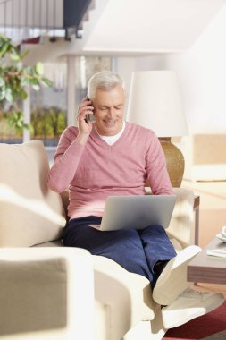 Dizüstü bilgisayar kullanan kıdemli adam.