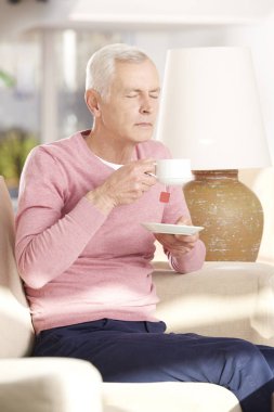 yaşlı adam çay içme