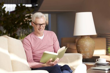 Son sınıf öğrencisi kitap okuyor.