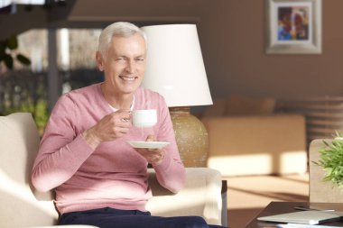 yaşlı adam çay içme