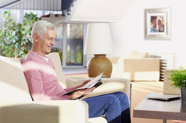 Kanepede kitap okuyan adam.