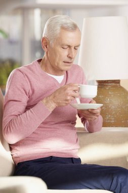 yaşlı adam çay içme