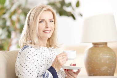 kahve fincanı ile üst düzey kadın