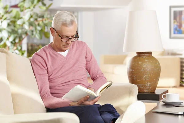 Son sınıf öğrencisi kitap okuyor.