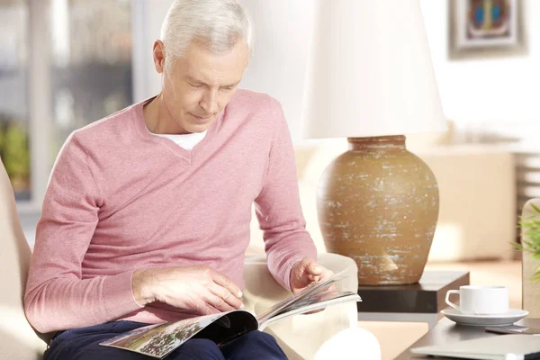 Son sınıf öğrencisi evde kitap okuyor.