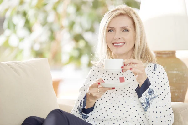 kahve fincanı ile üst düzey kadın