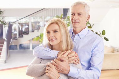 Tatlı yaşlı çift. 