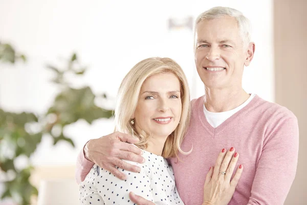 Alegre pareja de ancianos divirtiéndose juntos — Foto de Stock