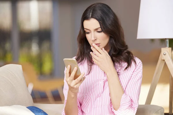 Frau benutzte Handy — Stockfoto