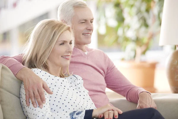 Encantadora pareja de ancianos —  Fotos de Stock