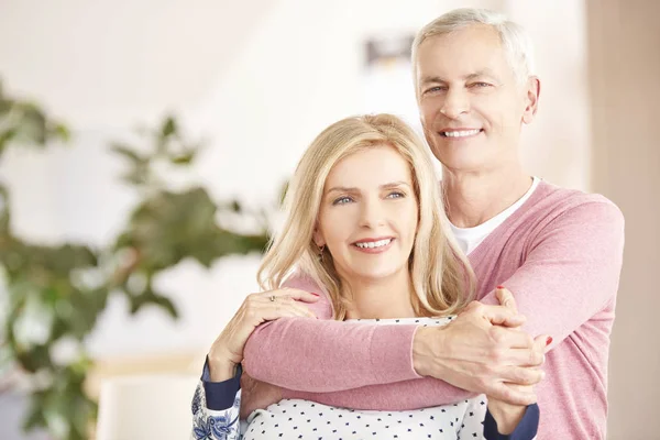 Feliz pareja de ancianos —  Fotos de Stock