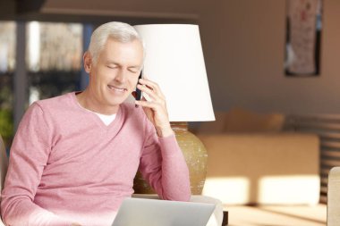 Dizüstü bilgisayar kullanan kıdemli adam.