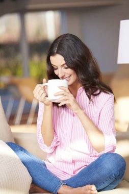evde sabah kahvesi olan kadın