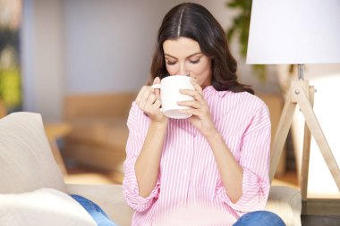 genç kadın evde çay içme