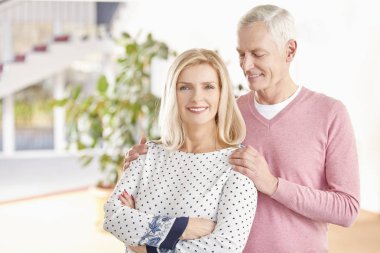 mutlu üst düzey çift birlikte evde duran