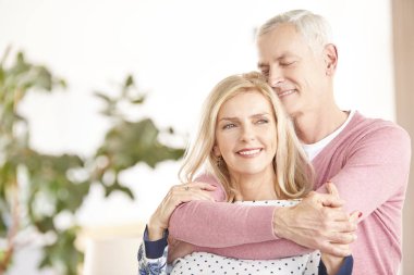 mutlu üst düzey çift ayakta birlikte