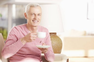 Komuta sizde evde çay içme gülümseyen