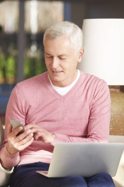 Komuta sizde dizüstü bilgisayar ve cep telefonu kullanma