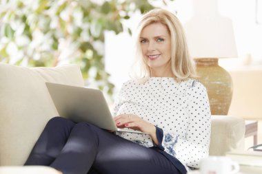 dizüstü bilgisayarda yazarak güzel Olgun kadın