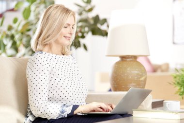 dizüstü bilgisayarda yazarak güzel Olgun kadın