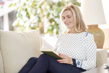 eautiful yaşlı kadın bir roman okuma