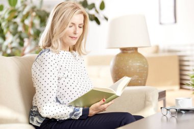 eautiful yaşlı kadın bir roman okuma