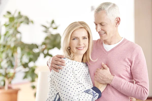Lyckliga senior paret står tillsammans hemma — Stockfoto