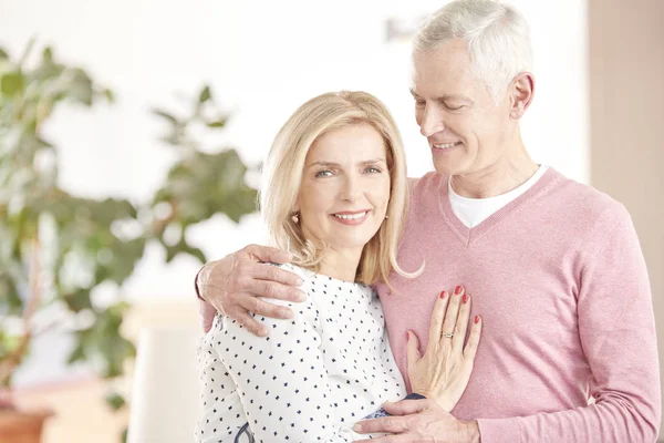 Gelukkige senior paar permanent samen thuis — Stockfoto