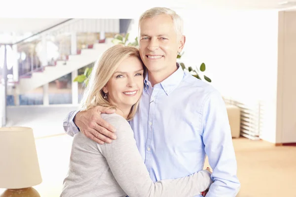 Pareja feliz abrazándose en casa —  Fotos de Stock