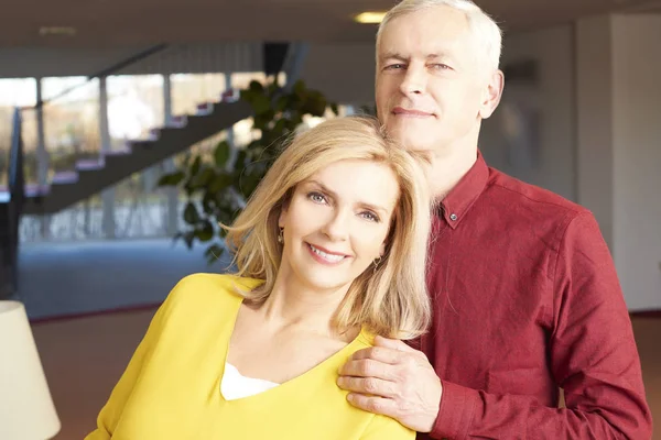 Pareja feliz abrazándose en casa —  Fotos de Stock