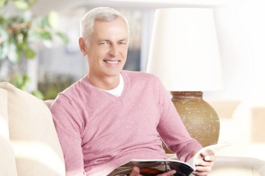 Komuta sizde bir dergi okuma