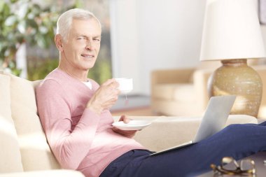 Komuta sizde sabah çay içme