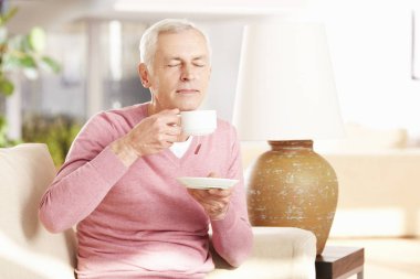 yaşlı adam zevk çay kokusu