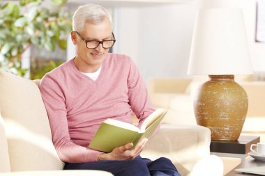 adam ilginç bir kitap okuma