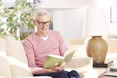 Komuta sizde okuma roman gülümseyen 