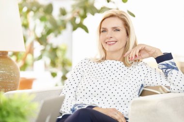 yaşlı kadın evde rahatlatıcı