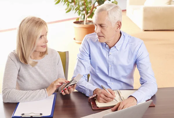 Seniorenpaar diskutiert über Ökonomie — Stockfoto