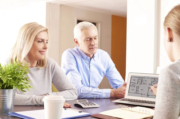 Senior couple consulting with their agent — Stock Photo, Image