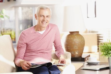 Komuta sizde bir dergi okuma